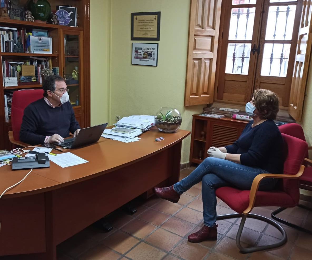 El alcalde, y la teniente de alcalde, pendientes de todo lo que acontece estos días. 