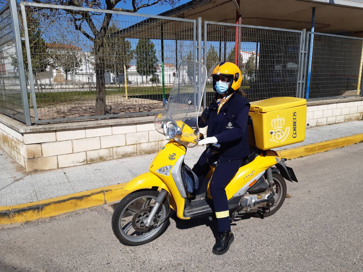Una única cartera hace el repato de cartas y paquetes para garantizar el servicio postal básico público. 