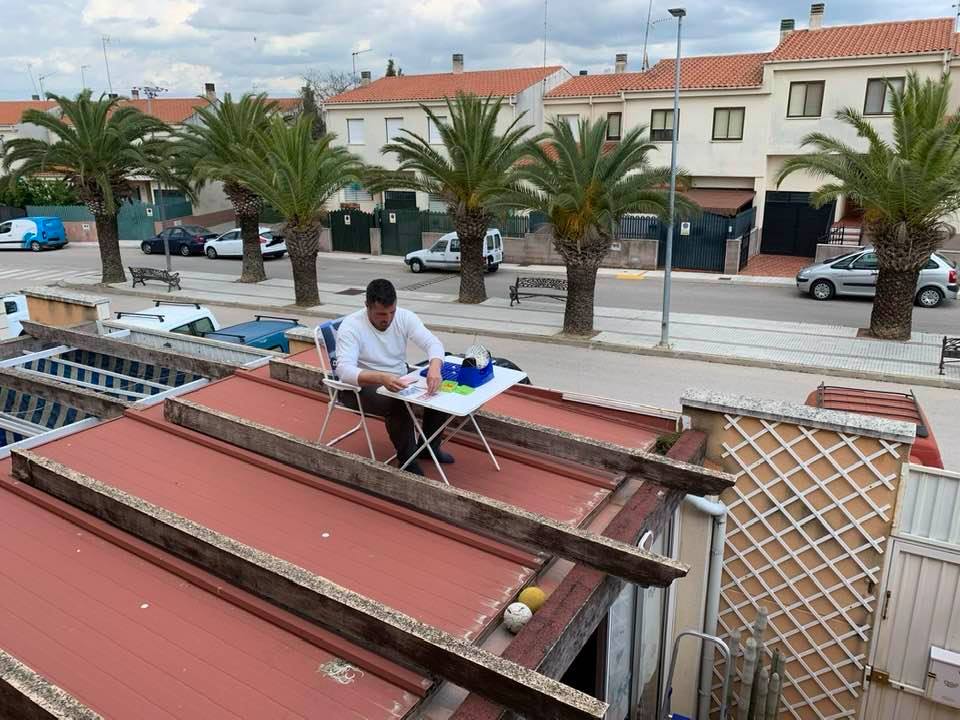 Imagen principal - Basilio Ronco se subió al tejado con su bingo, una mujer le regaló dos rosarios a la Policía, y en la calle Nisa los vecinos escuchan música casi a diario. 