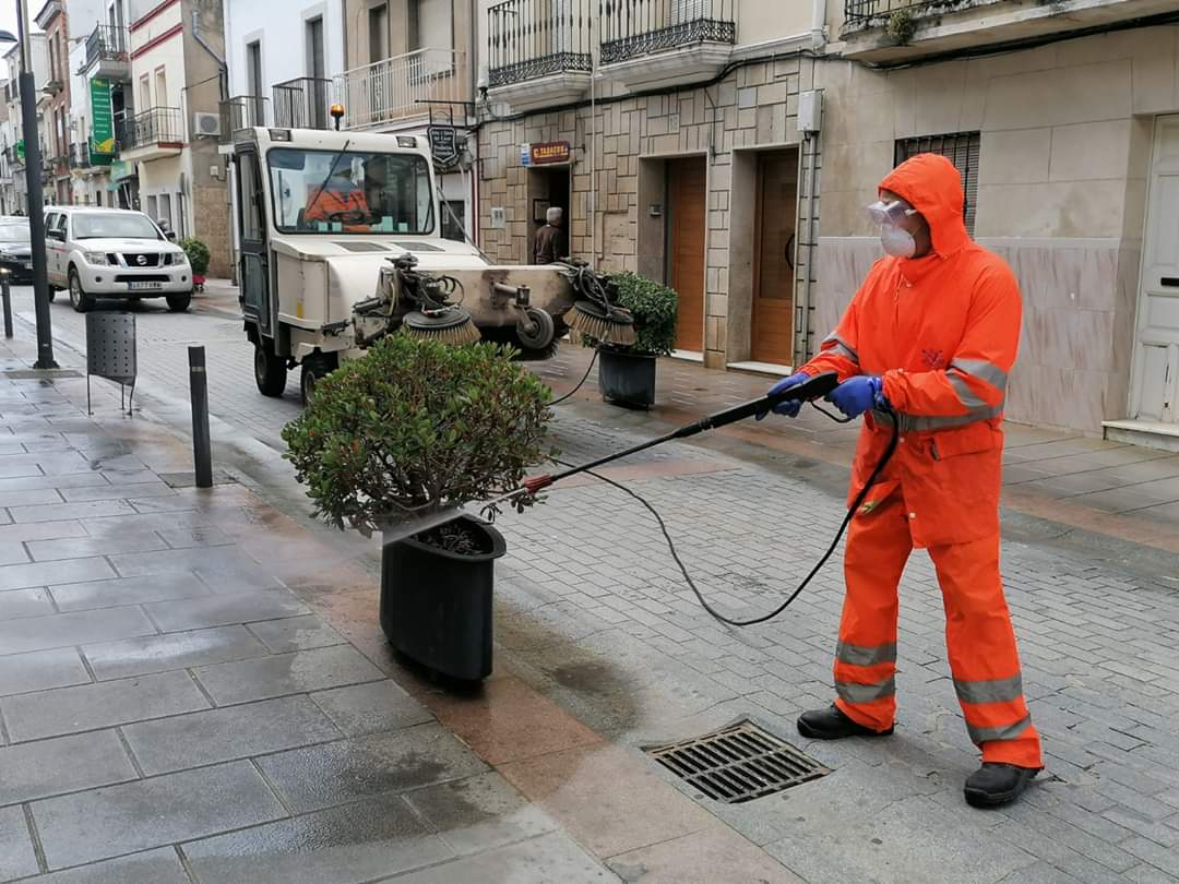 Los trabajadores de Conyser realizan los trabajos de desinfección en calles y lugares públicos. 