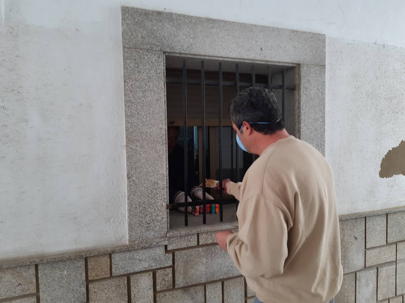 El estanco de la Avenida Constitución realiza las ventas a través de la ventana. 