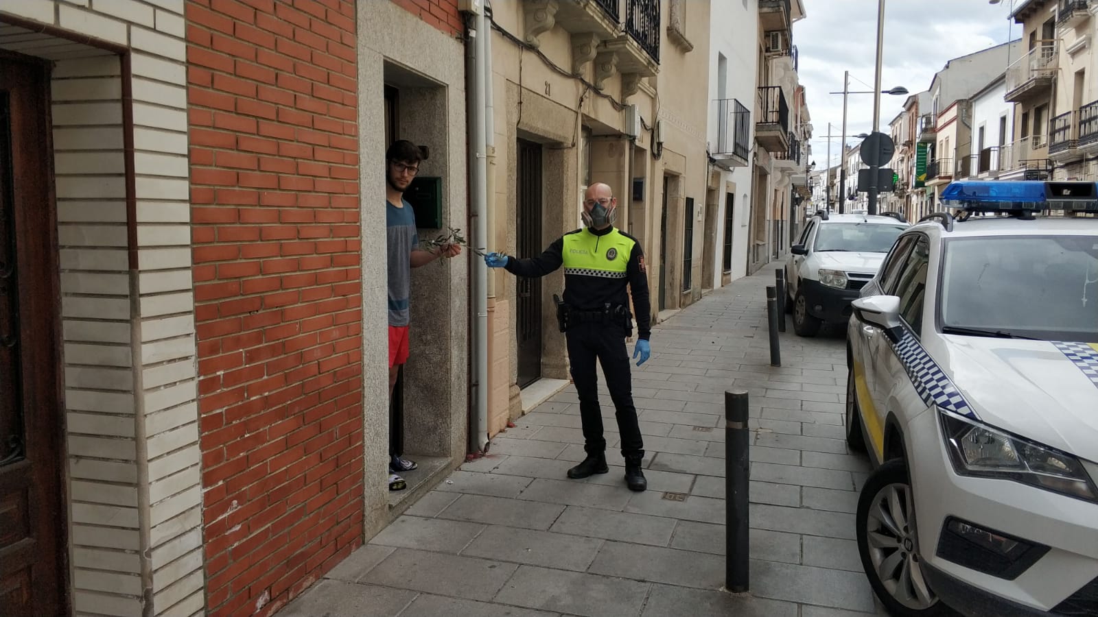 Imagen principal - Contraste de imágenes de la celebración del pasado año, con la procesión de la Burrina, a la de este año, con niños sacando los ramos a sus ventanas, y la Policía entregándo algunos por los hogares. CEDIDAS