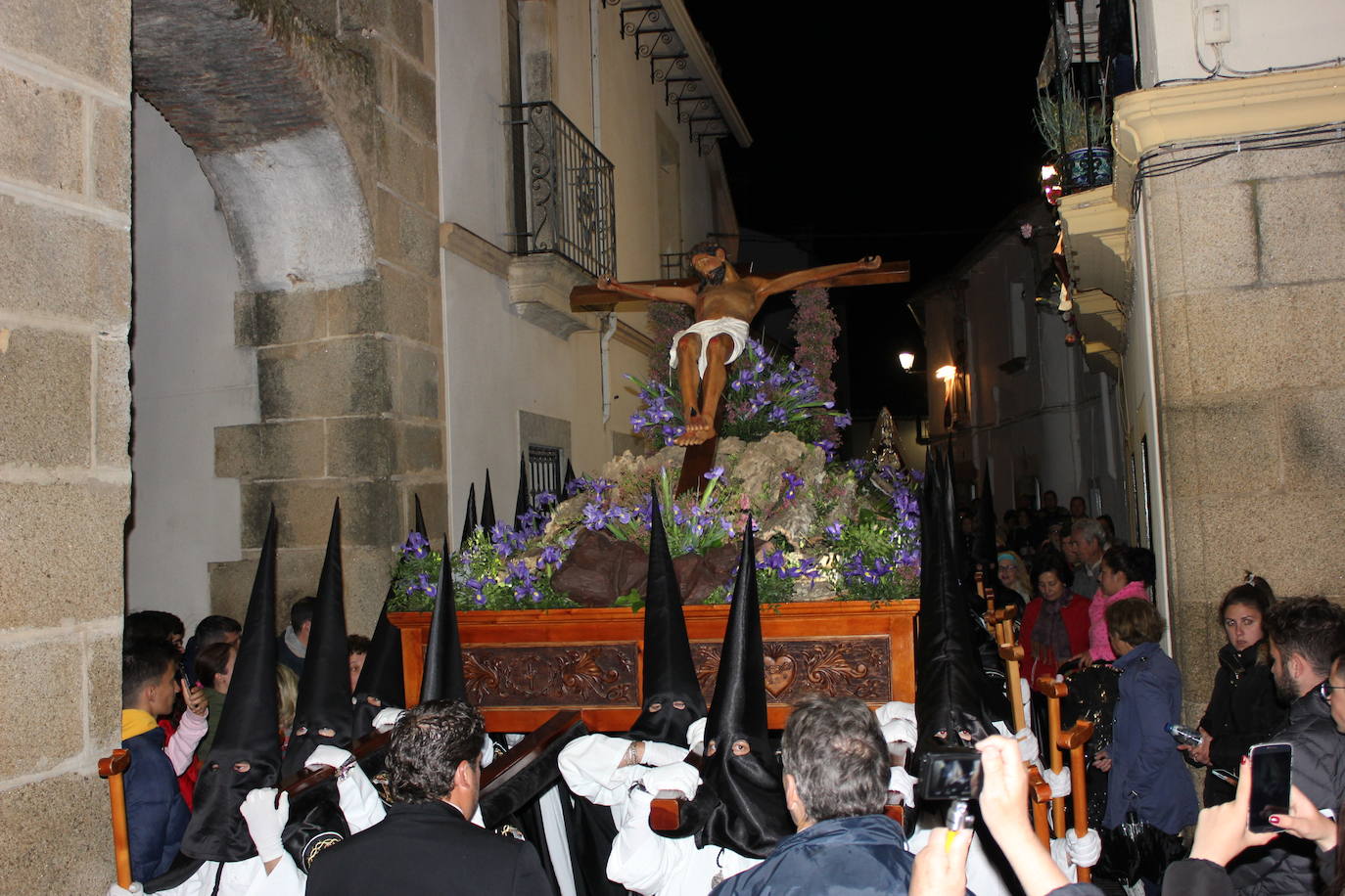 Imagen principal - Imágenes del Vía Crucis del pasado año. L.C.G.