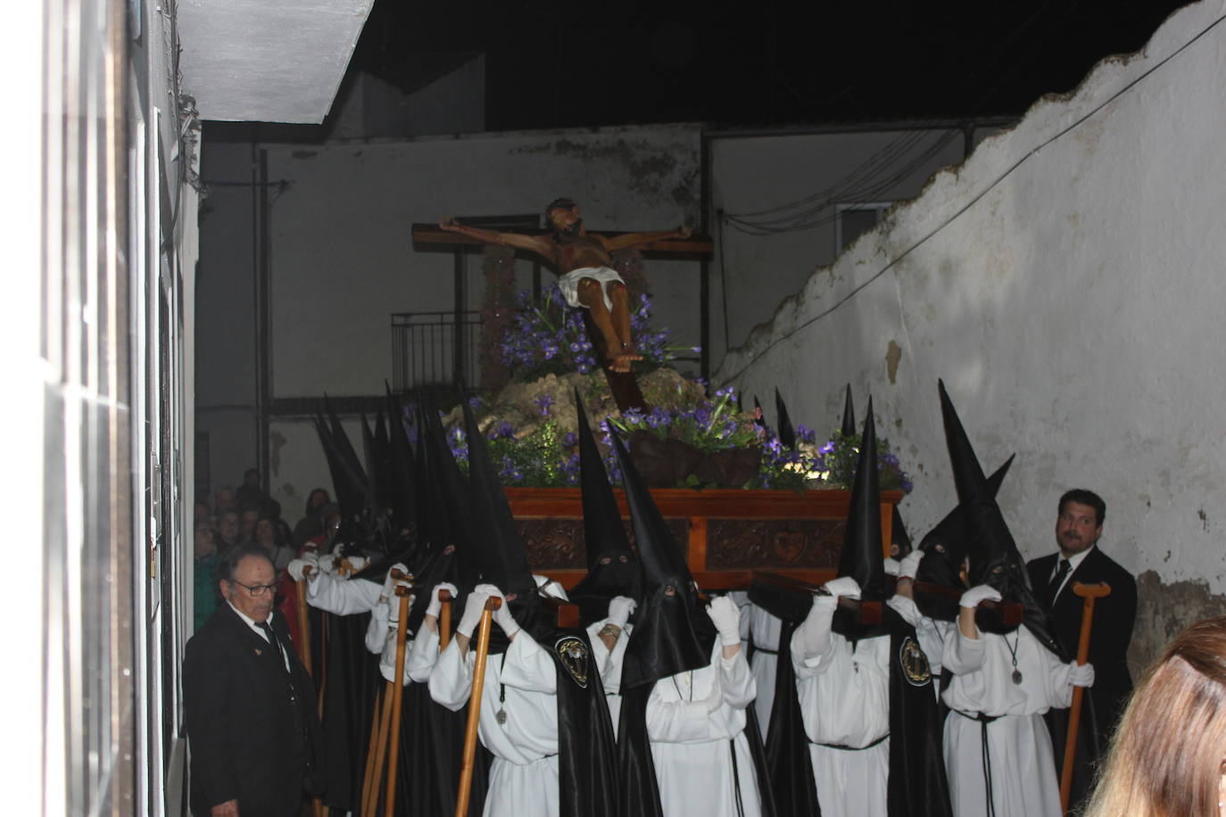 Imagen secundaria 1 - Imágenes del Vía Crucis del pasado año. L.C.G.