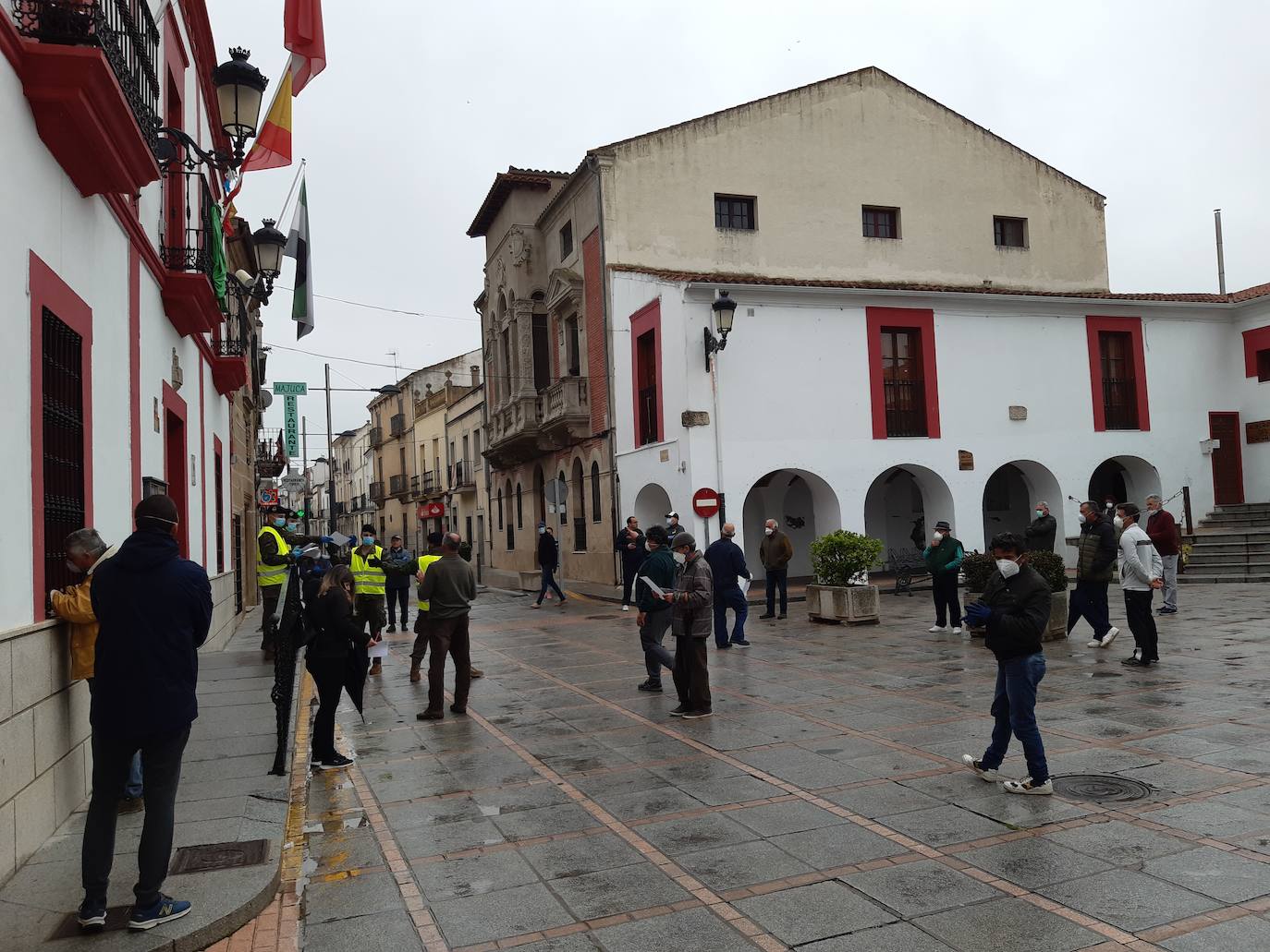 Numerosos vecinos se han acercado hoy hasta el Ayuntamiento para solicitar el permiso. 