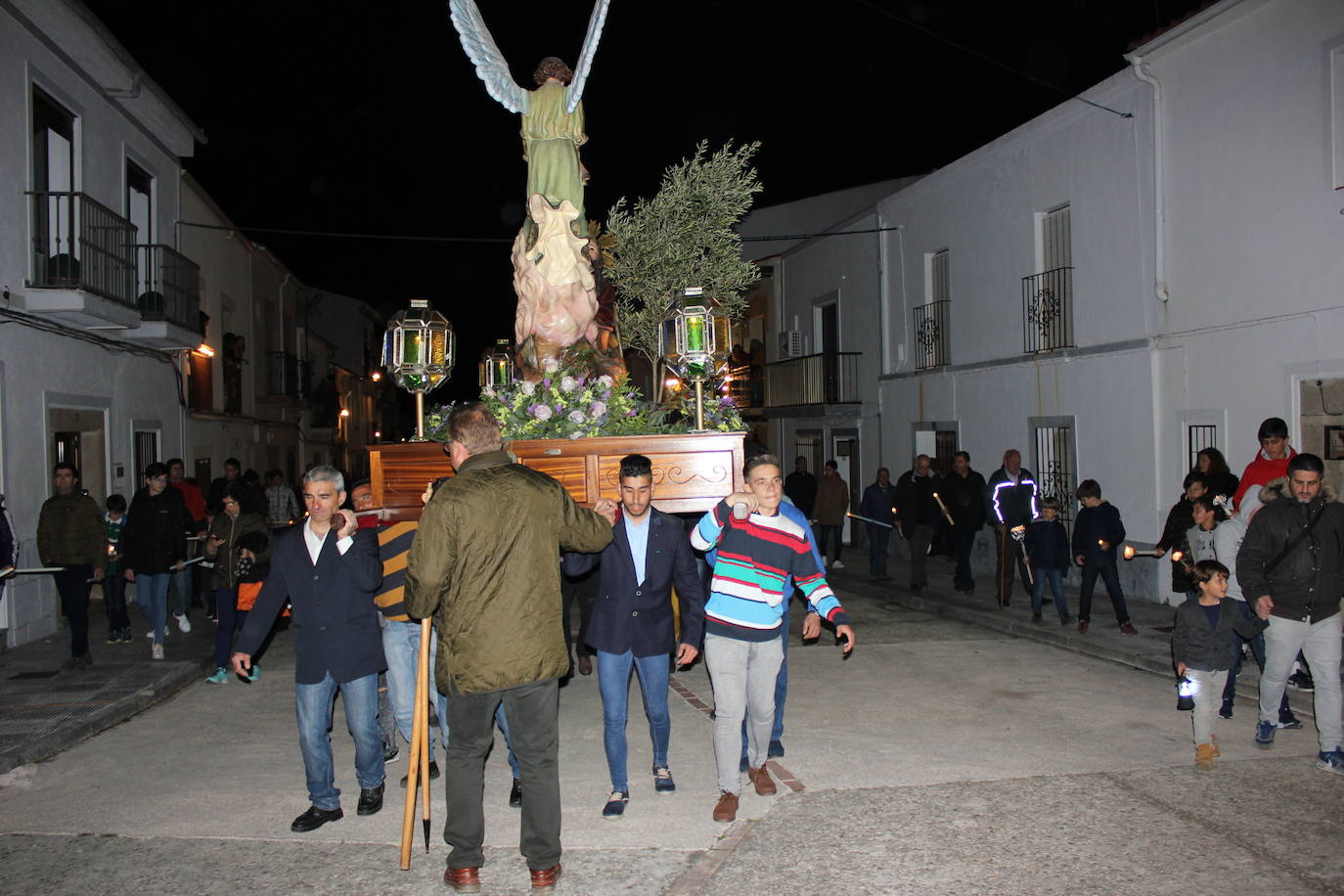 Imagen secundaria 1 - Así vivió Casar de Cáceres la noche del Jueves Santo en 2019