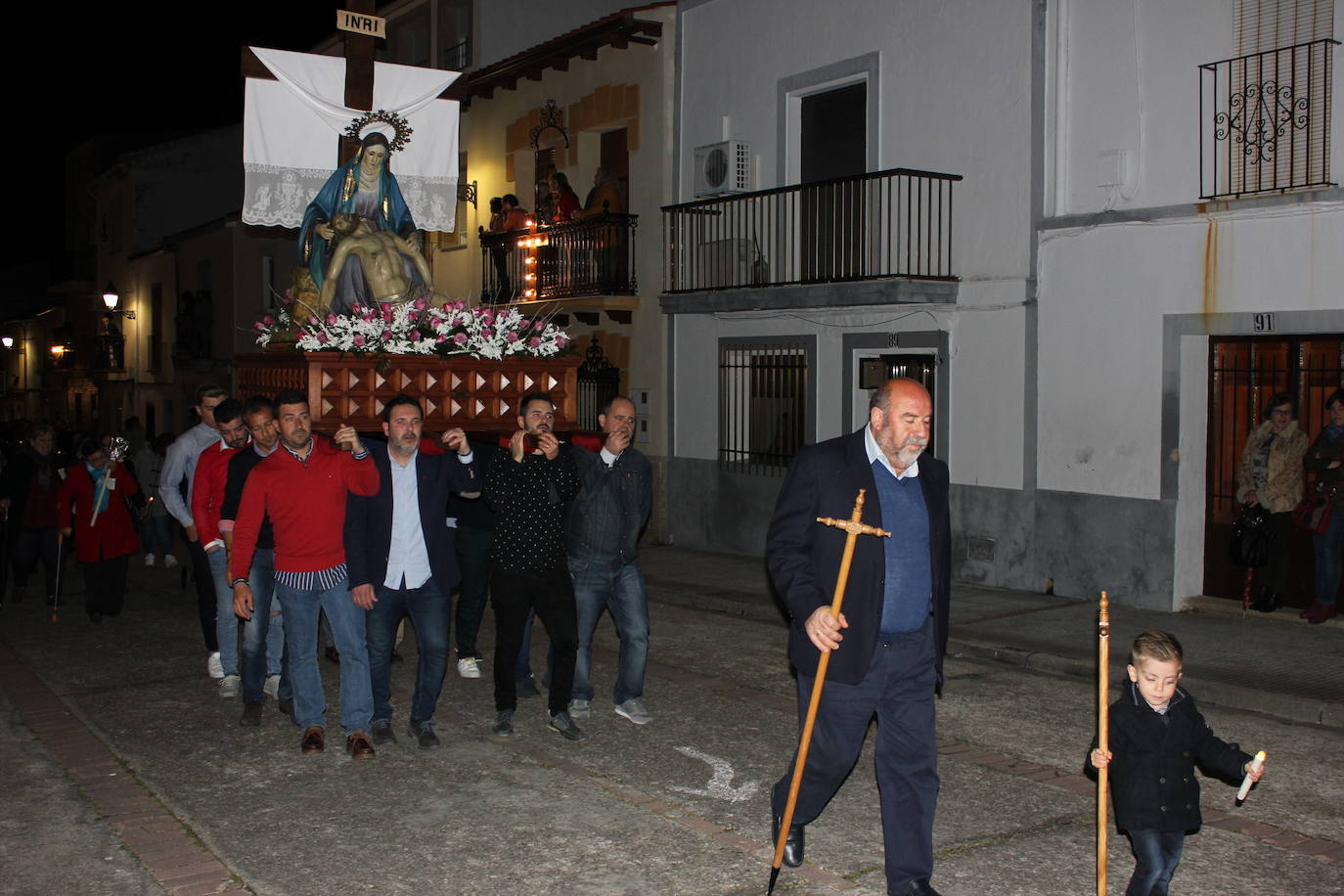 Imagen principal - La Piedad, mujeres con mandas y El Nazareno.