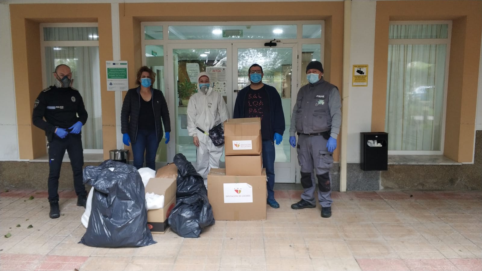 El Ayuntamiento ha hecho entrega hoy de más material a la residencia de mayores Virgen de la Montaña. CEDIDA