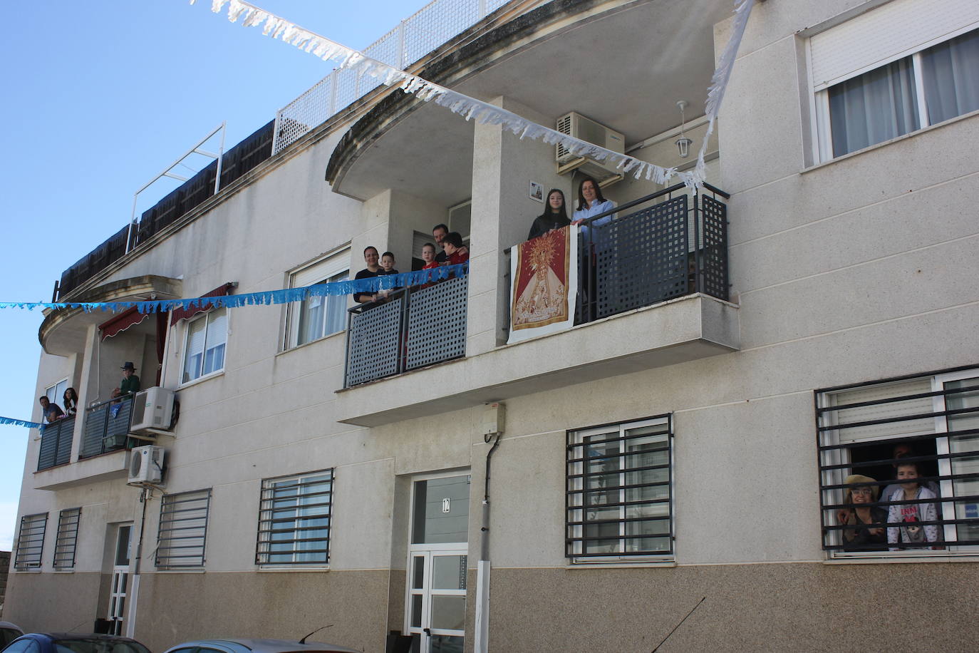 Imagen principal - Casar de Cáceres celebra la romería de San Benito desde sus balcones y ventanas
