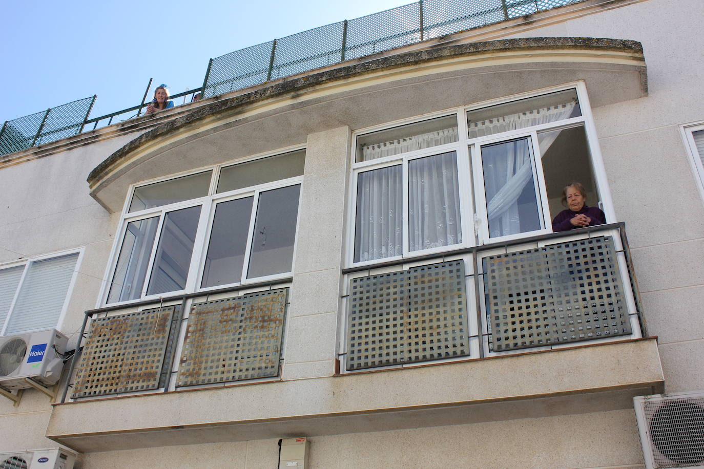 Imagen secundaria 1 - Casar de Cáceres celebra la romería de San Benito desde sus balcones y ventanas