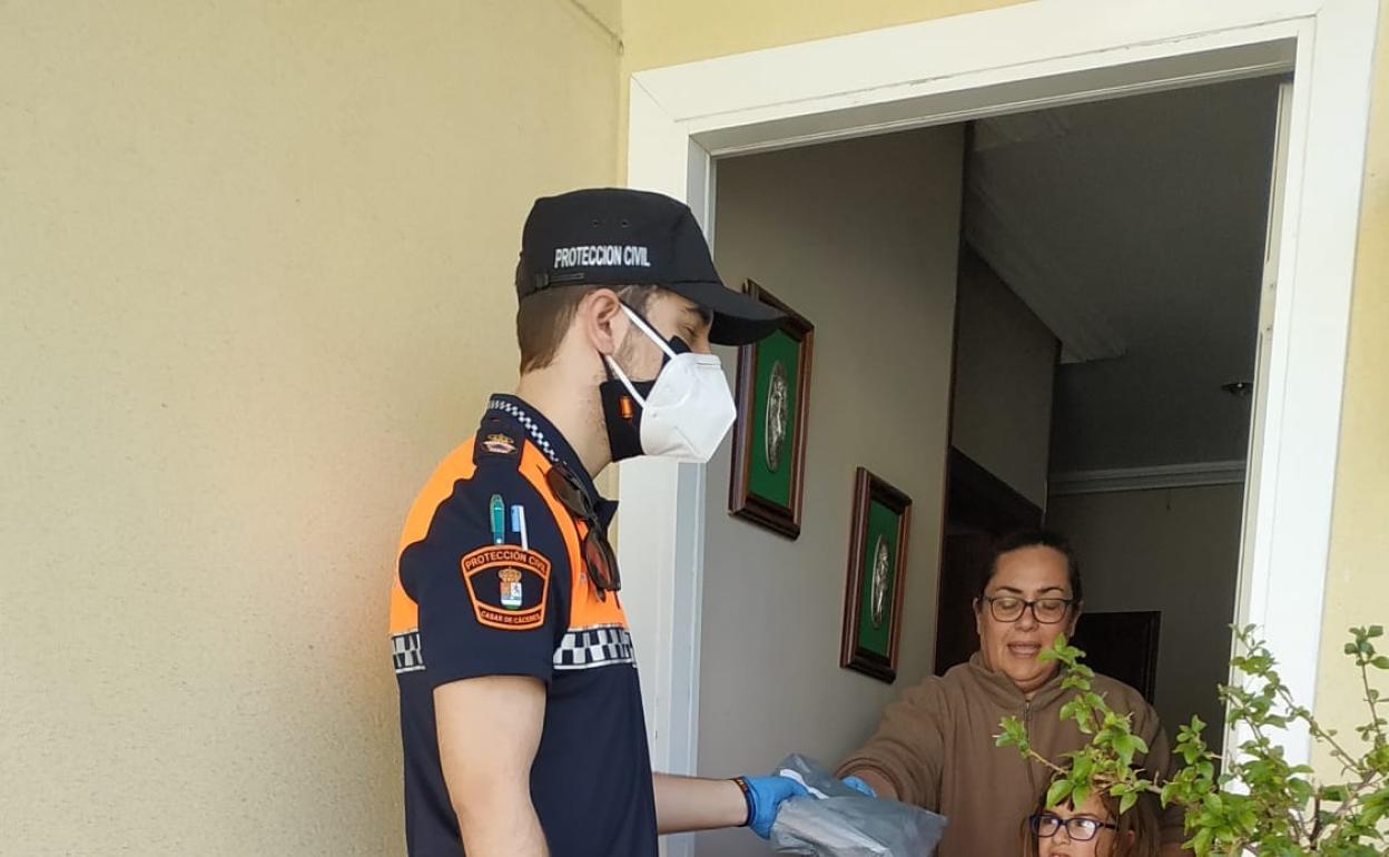 Protección Civil reparte el material que se quedó en el colegio a más de 350 alumnos