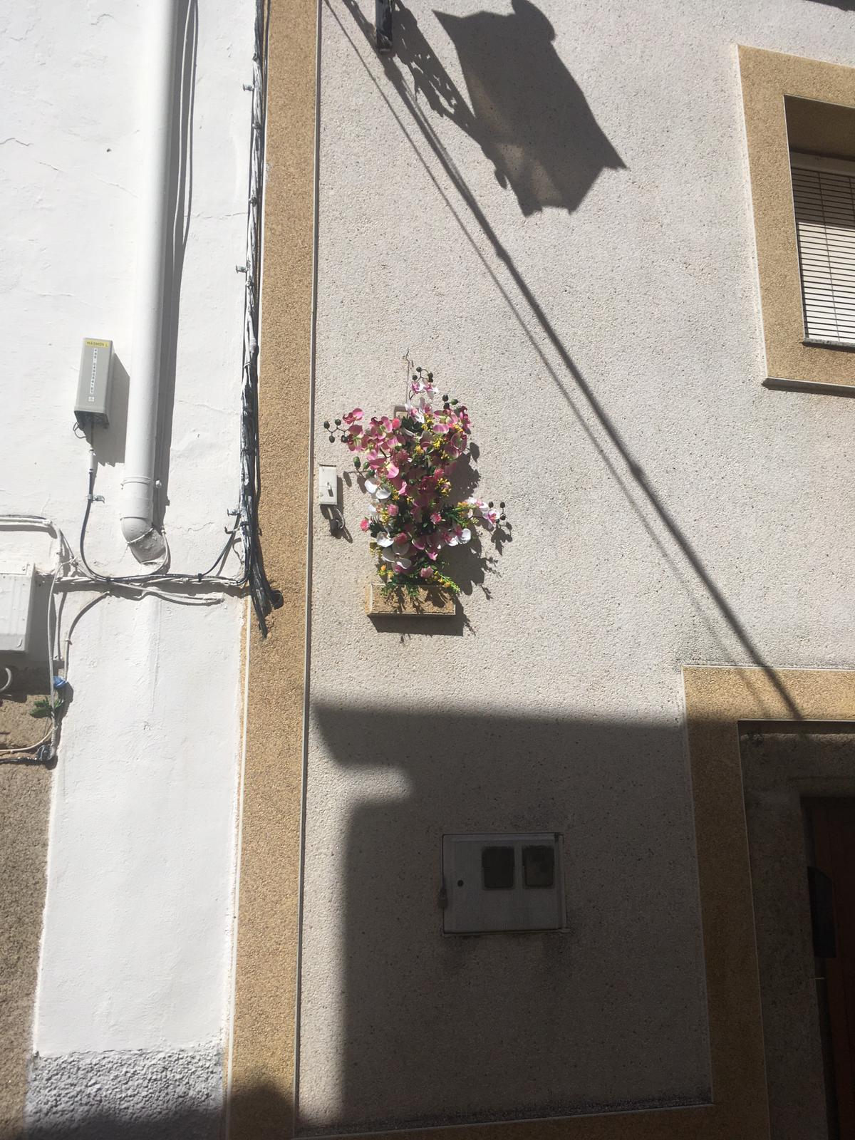 Decoración en la calle Cruz con motivo de este 3 de mayo. 