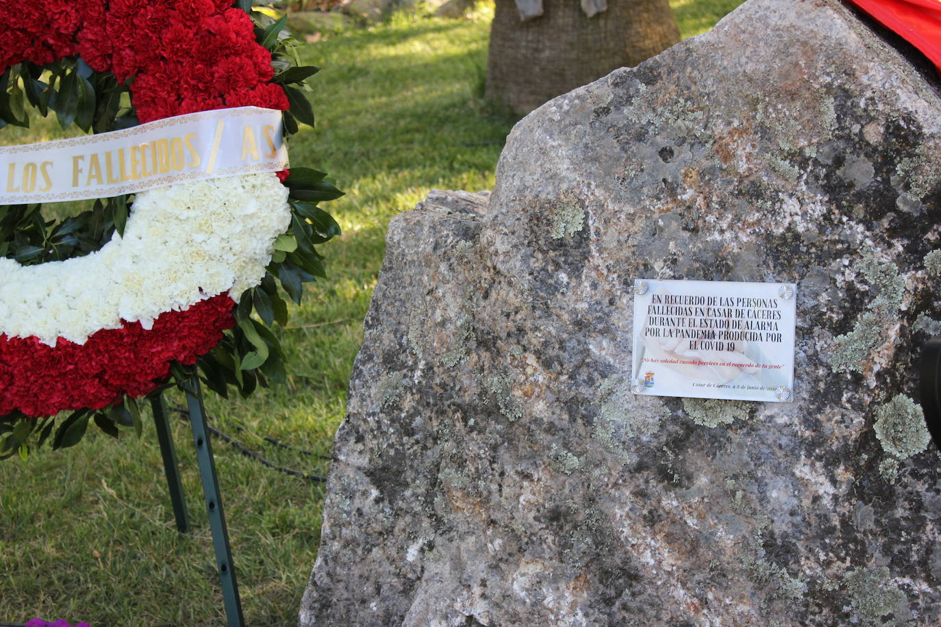 Imagen secundaria 1 - El parque de José Cortes alberga desde hoy un monolito en recuerdo a los fallecidos durante el estado de alarma. 