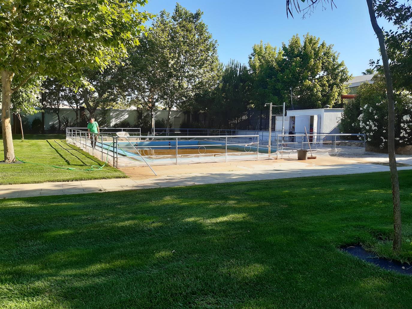 El césped de la piscina será dividido por zonas: 12 metros para cada cuatro personas