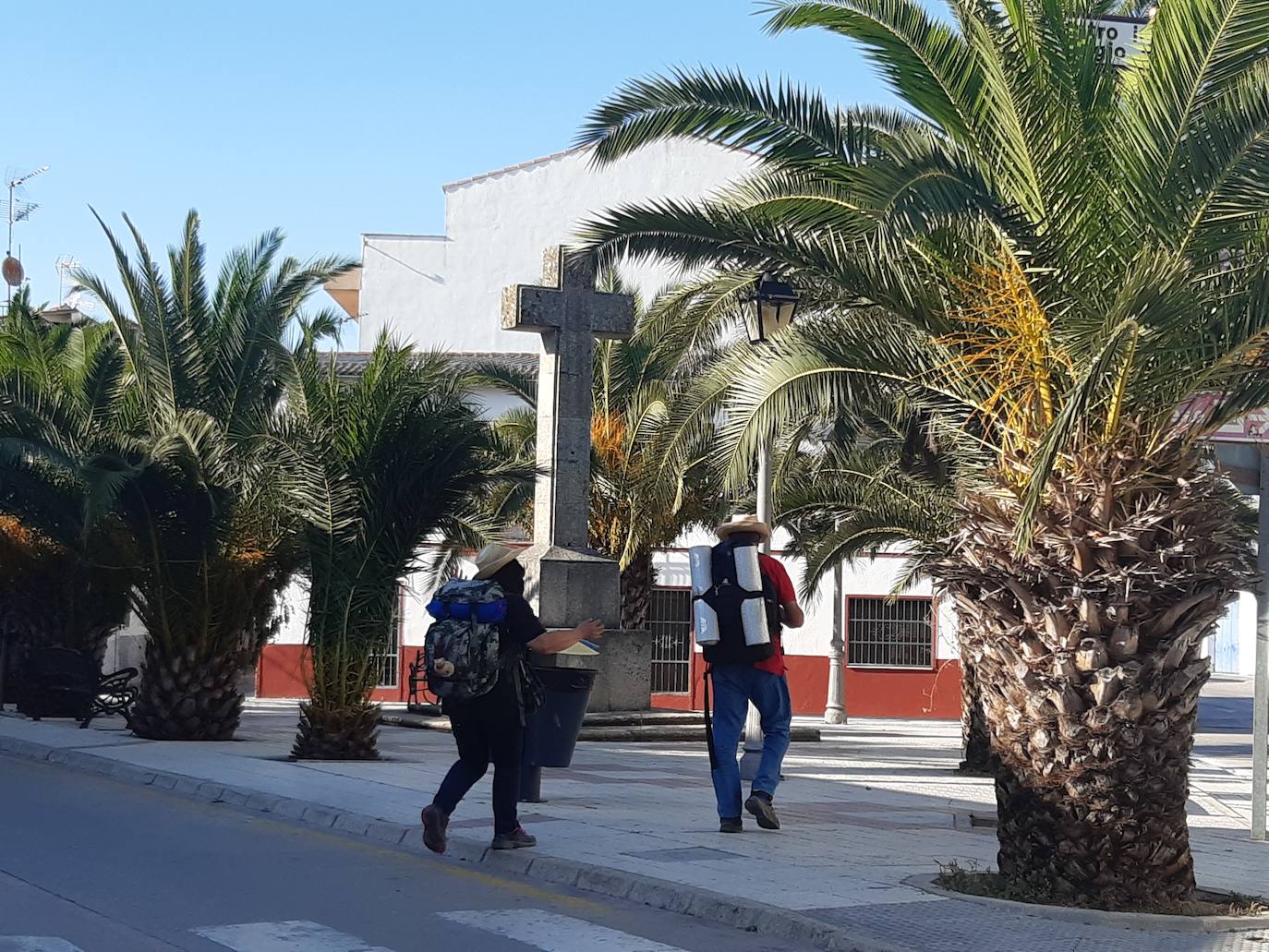 Un hombre y una mujer, hace unos días, a su llegada al municipio. 