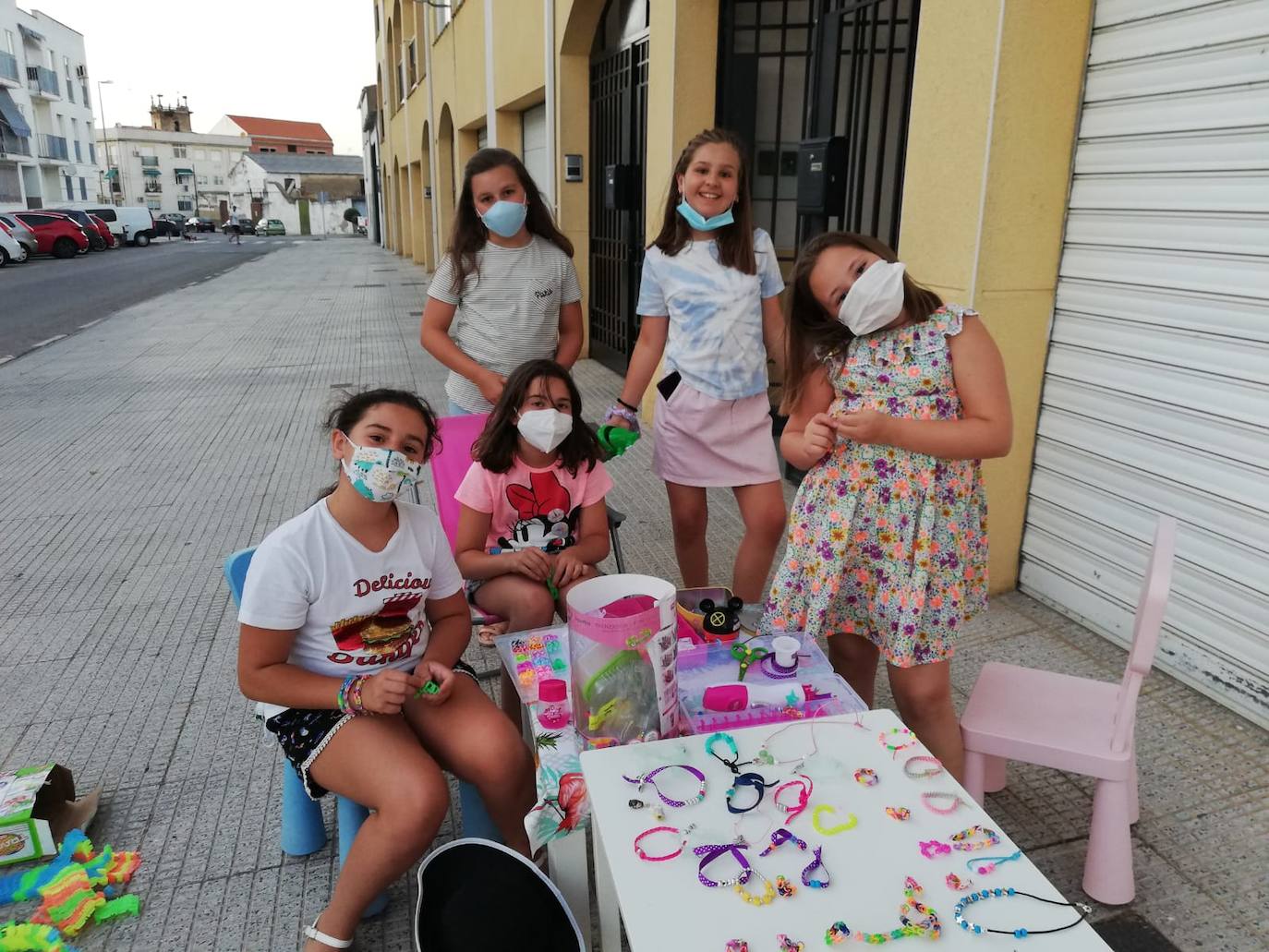 Imagen principal - El grupo de amigos que vende abalorios en el número 17 de Ronda de la Charca.