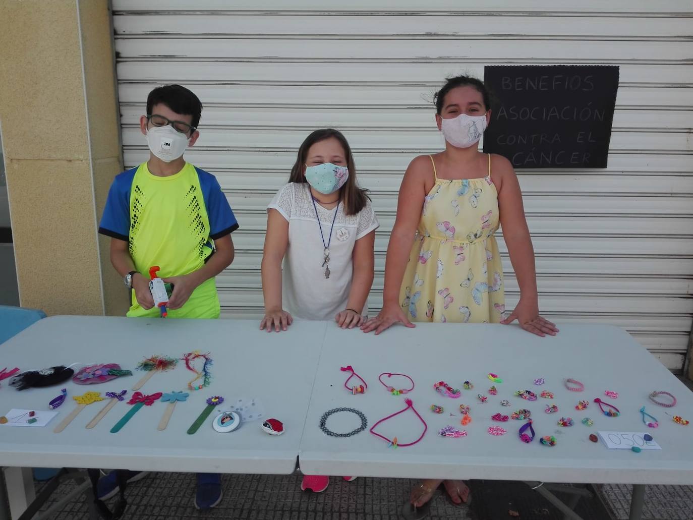Imagen secundaria 1 - El grupo de amigos que vende abalorios en el número 17 de Ronda de la Charca. 