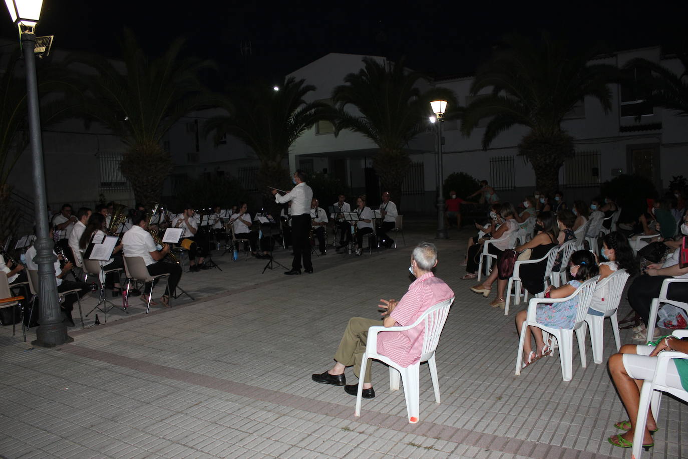 La banda municipal sorprendió al público con un gran repertorio de pasodobles anoche. 