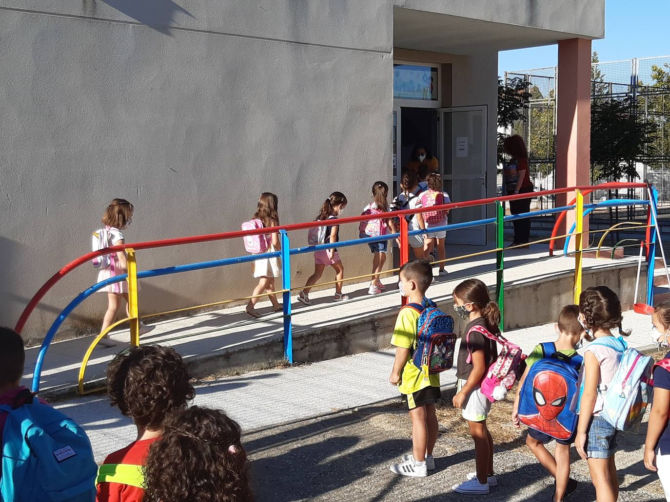 Niños de Infantil, con acceso por distintas puertas, para evitar aglomeraciones. 