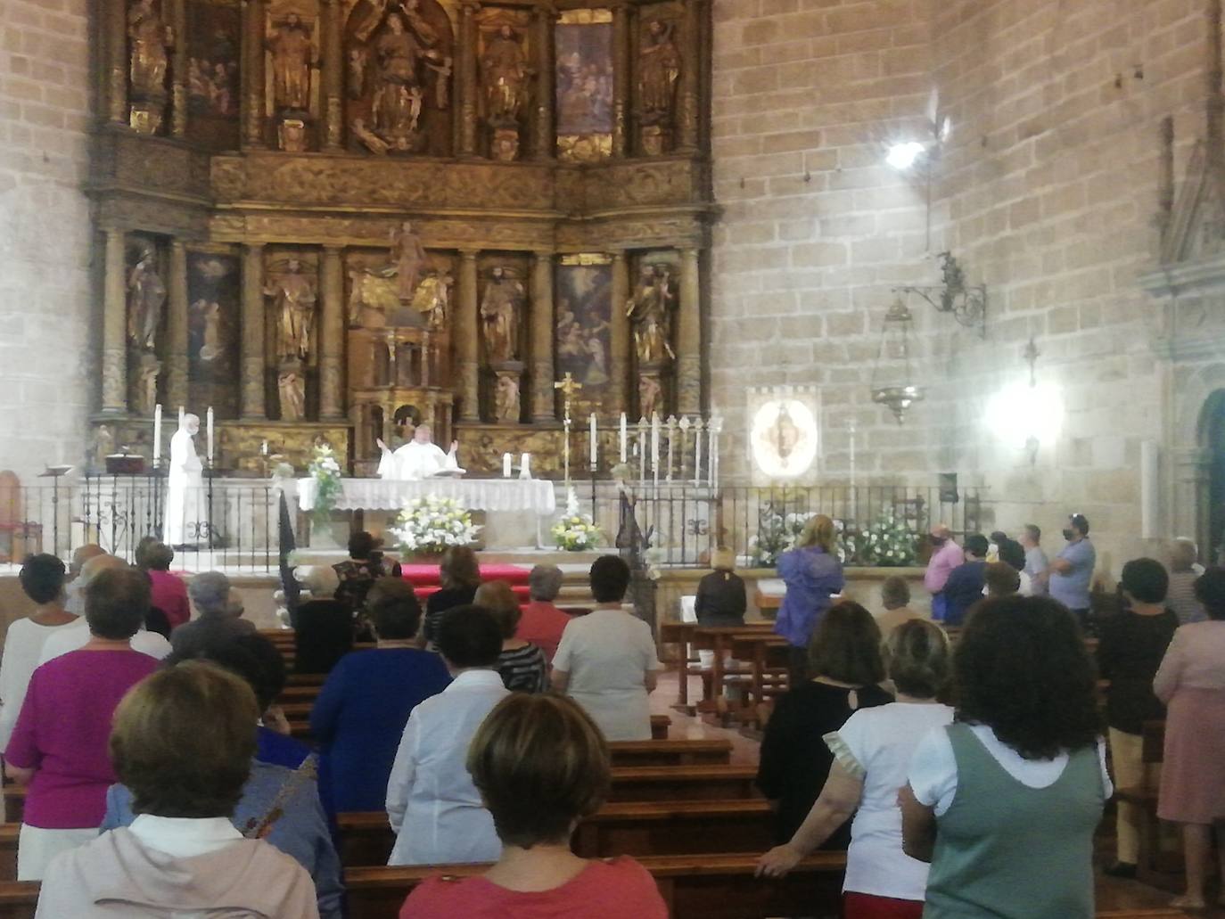 Un peregrino incomoda a los fieles en el segundo día de novena a la Virgen