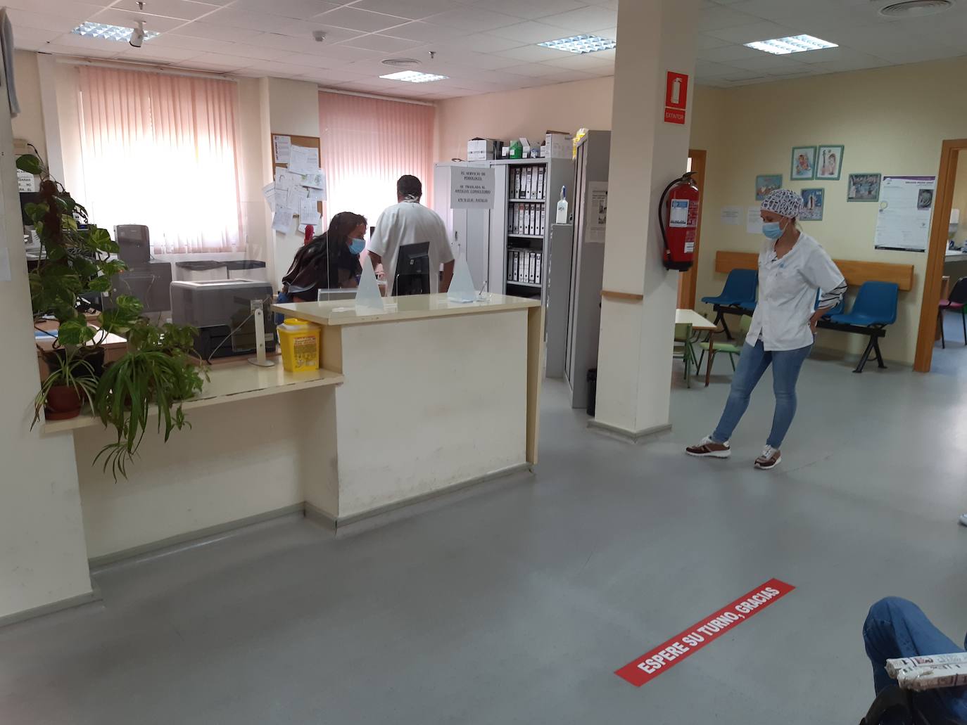 El centro de salud aclara los teléfonos directos a los que llamar para urgencias y consultas