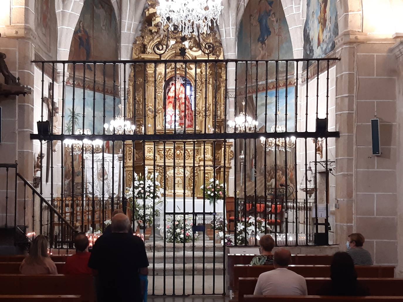 Decenas de devotos han visitado hoy a la patrona en su ermita a lo largo de toda la jornada. 