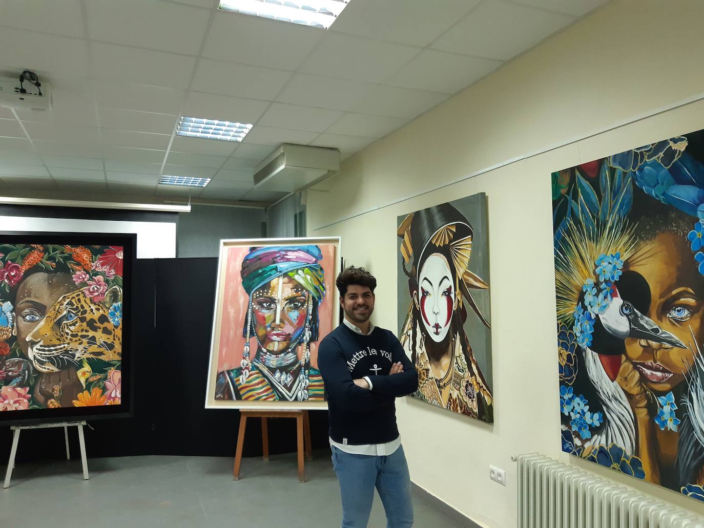 El joven expone por primera vez una colección en la casa de cultura. 