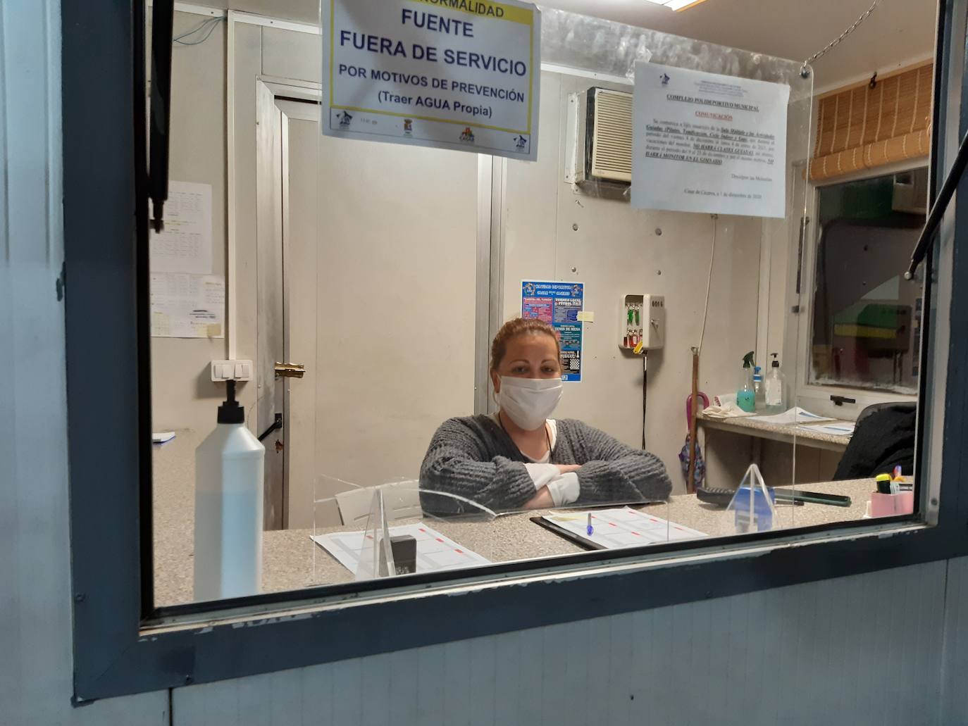 Susana Luceño, en la garita del polideportivo municipal. 