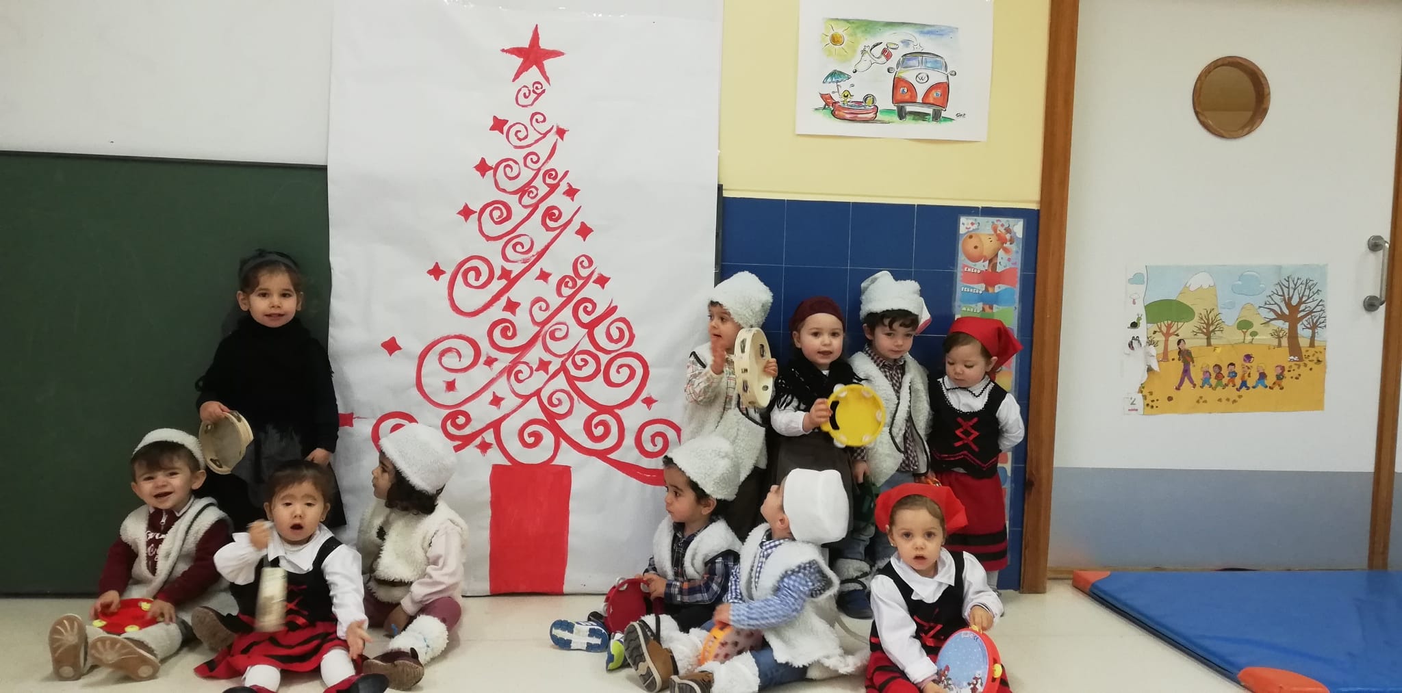 Niños de la escuela infantil Zarapico ataviados con sus trajes de partorcitos. 