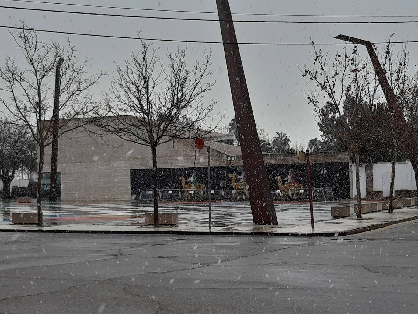 Pese a la escasa nieve se han conseguido ver estampas bonitas en la localidad. 
