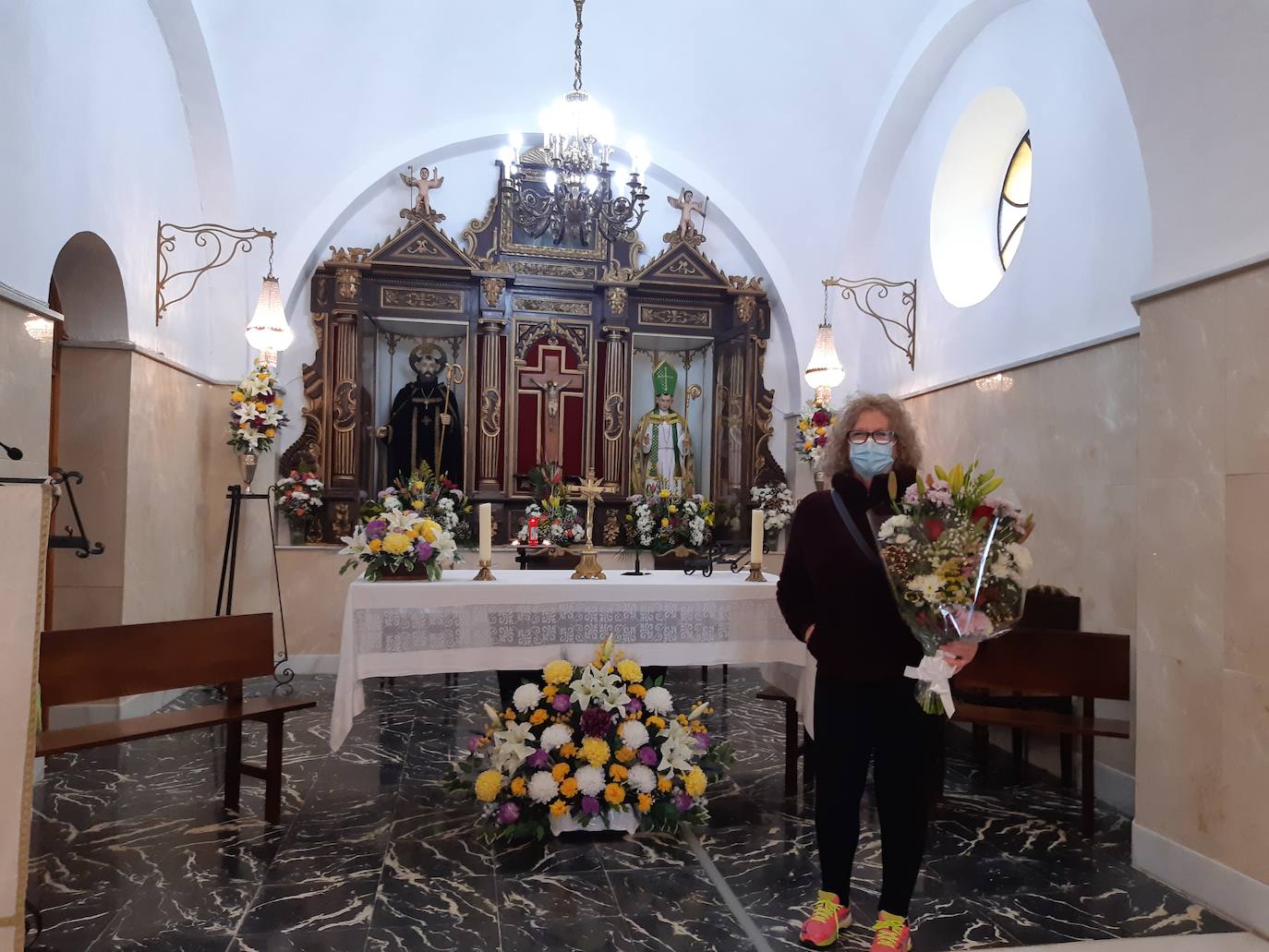 Puri Sanguino, una de las devotas que hoy ha llevado flores a los santos. 