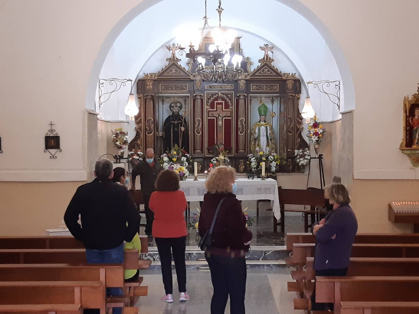 Los Santos están ubicados en el altar, y nadie puede acercarse a ellos por seguridad. 