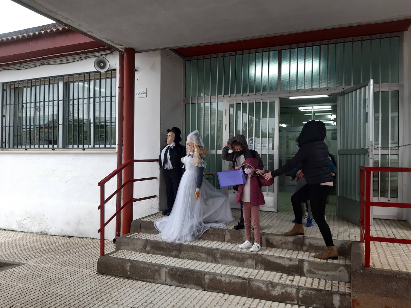 Dos bujacos, vestidos de novios, hicieron acto de presencia el viernes en el colegio. 