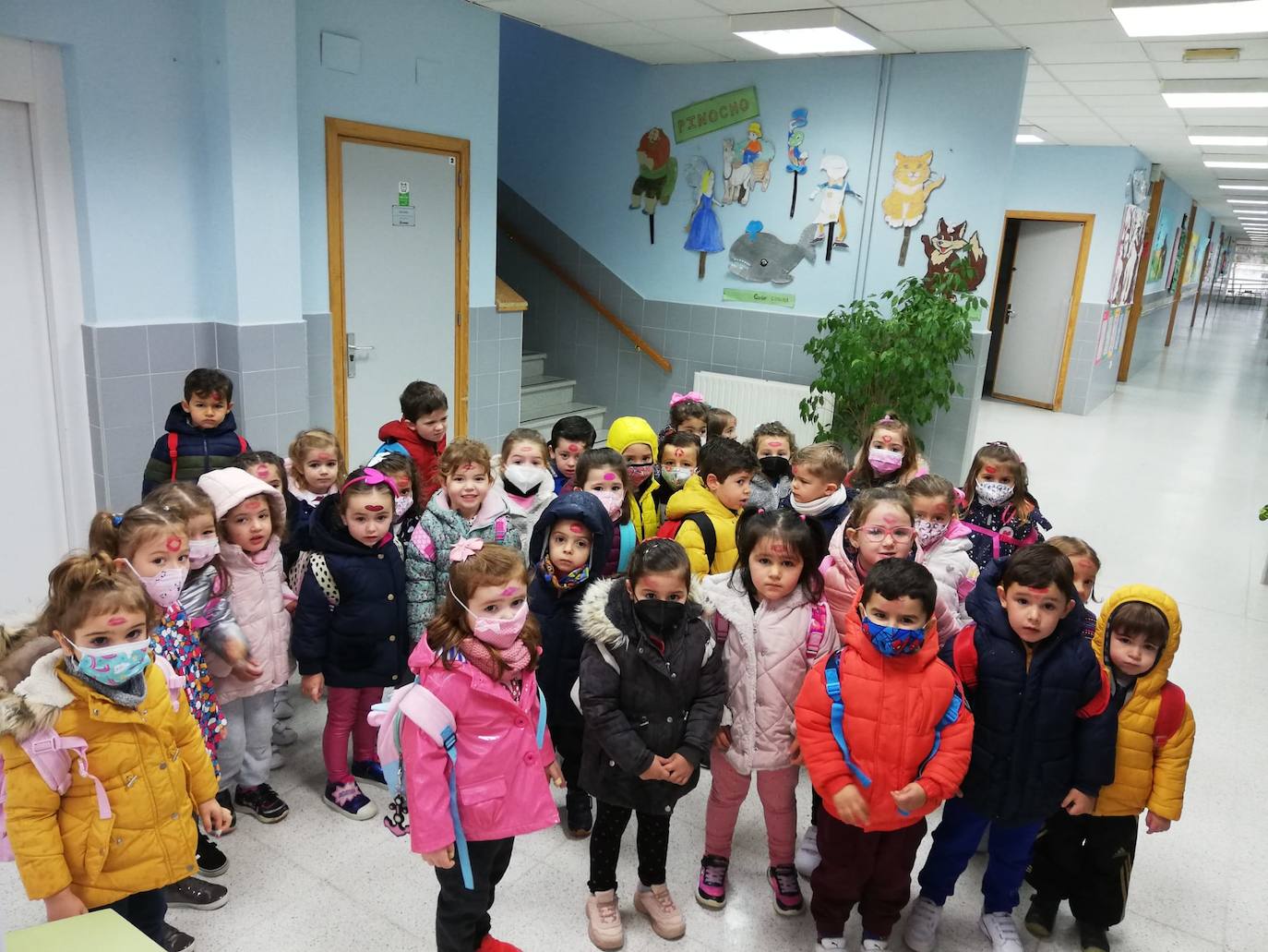 Imagen principal - Niños en sus aulas y centros disfrutando del Carnaval. 