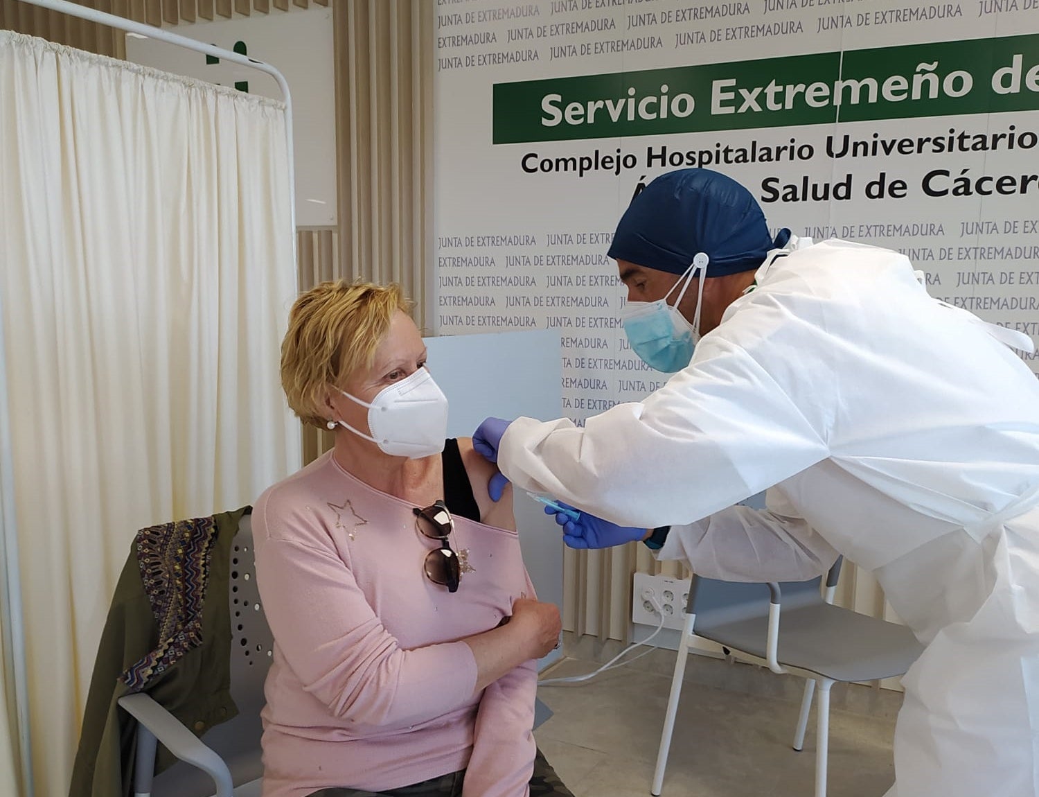 Marichón Lázaro, hoy recibiendo la primera dosis de la vacuna en el Hospital Universitario. 