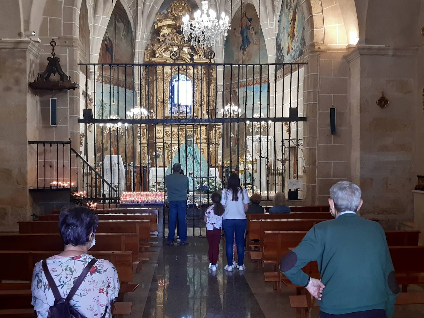 Casareños de todas las edades han visitado durante el día de hoy a la patrona. 