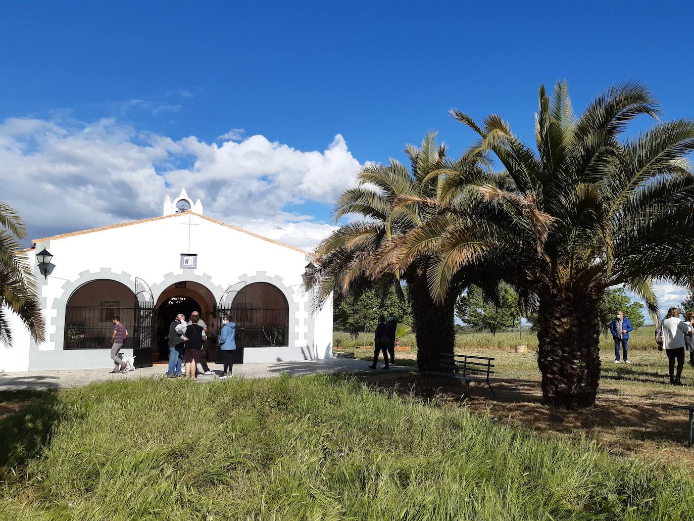 Imagen principal - San Benito y San Blas reciben a los casareños portando mascarillas en sus manos