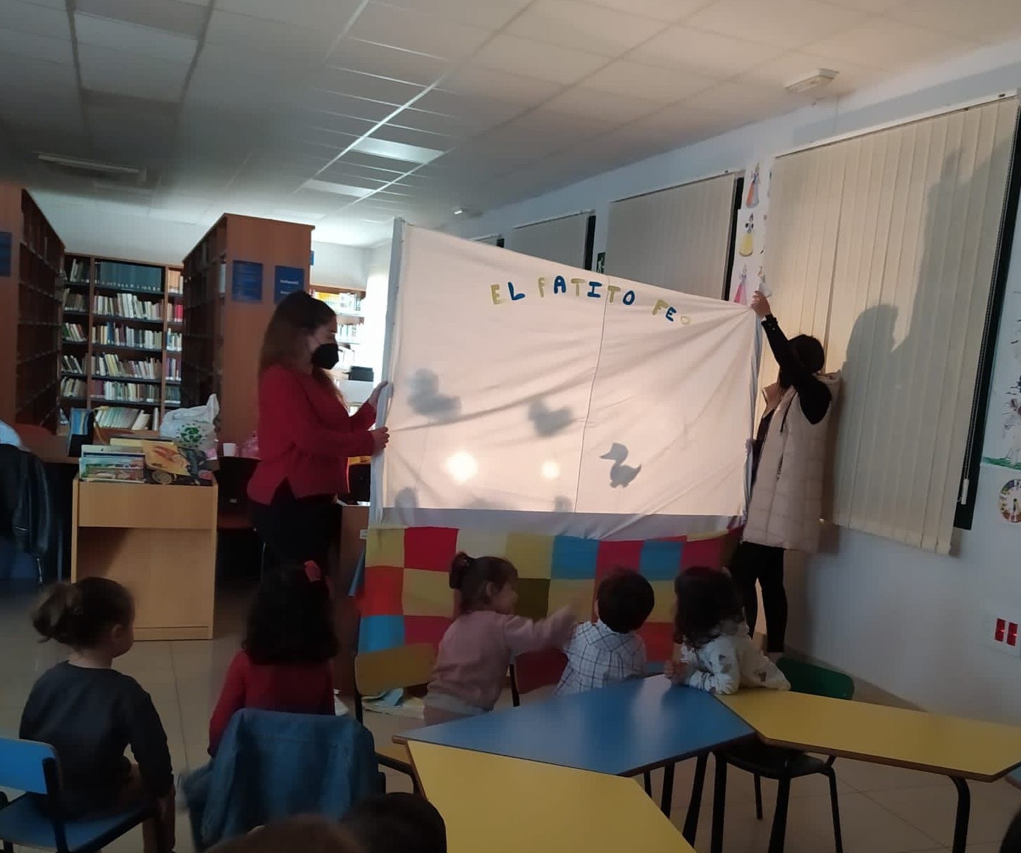 Teatro de sombras de El Patito feo. 