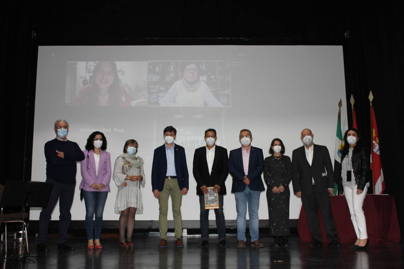 Organizadores, jurado y premiados en la 29 edición del certamen literario, en el acto celebrado anoche en la casa de cultura. L.C.G.