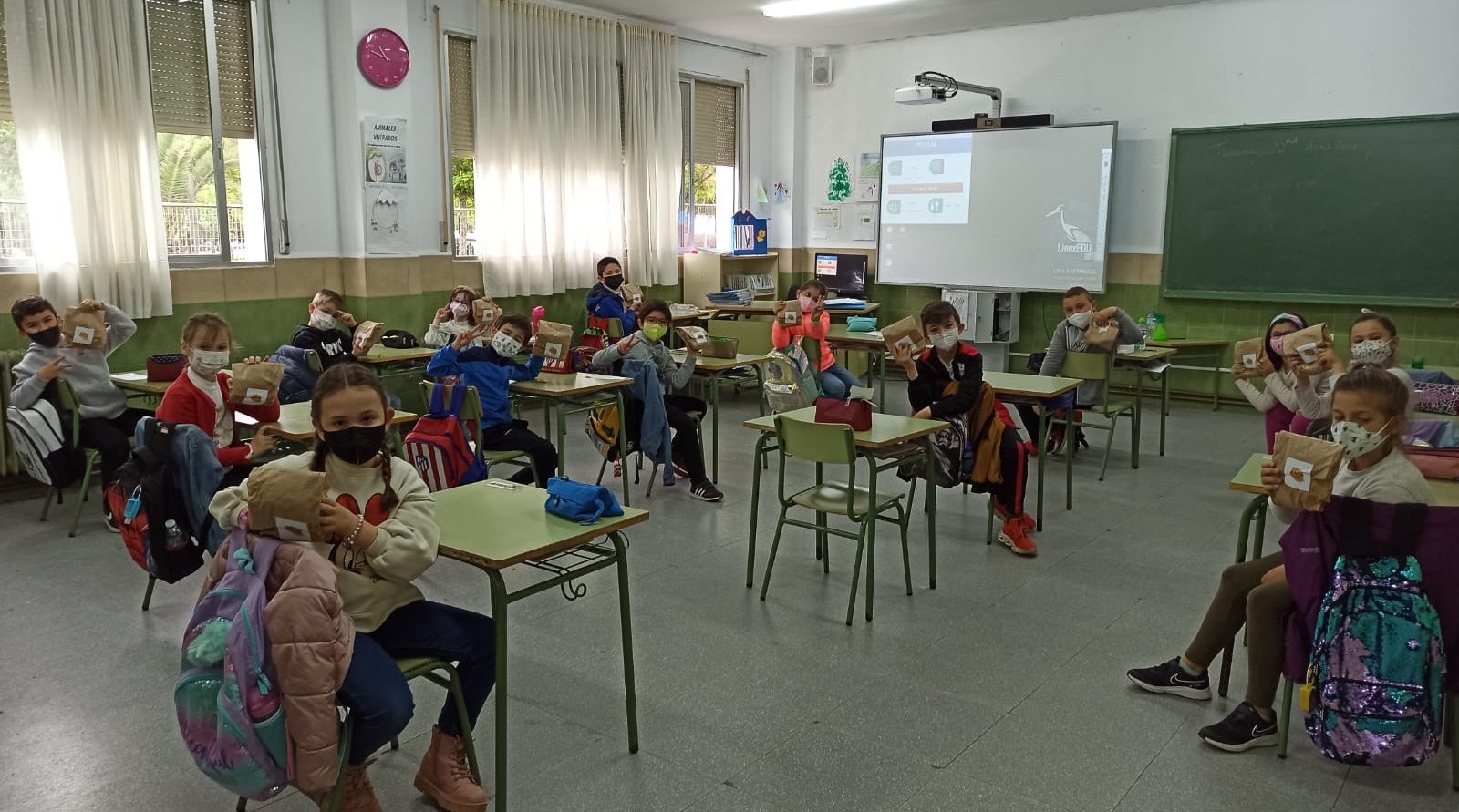 La AMPA entrega un desayuno saludable a 320 niños del León Leal, donado por empresas casareñas