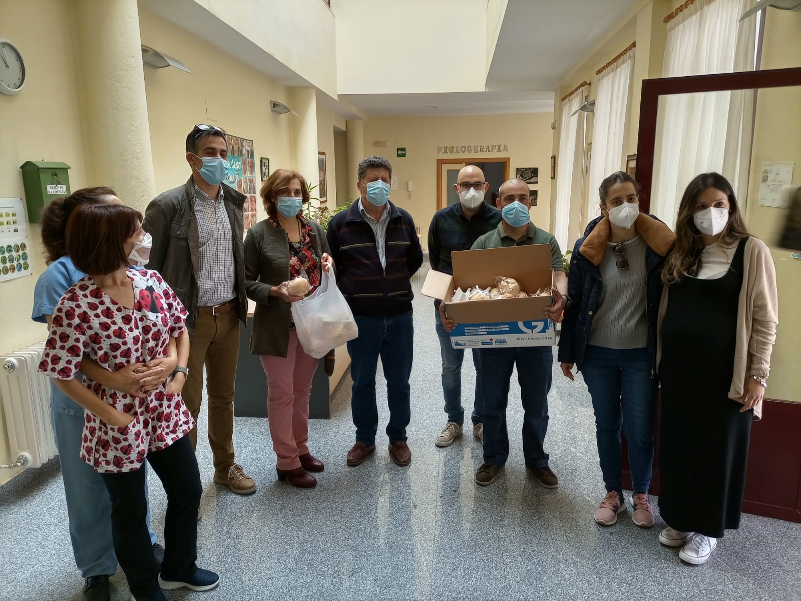 Imagen secundaria 1 - Entrega de las bollas en Zarapico y centro de día. Diputada junto a sus hijos tras recibir las bollas. 
