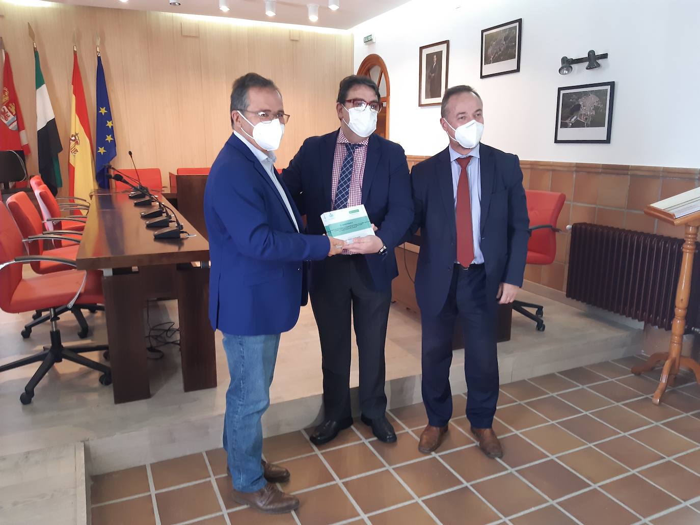Vergeles entrega el reconocimiento al alcalde, Rafael Pacheco. 