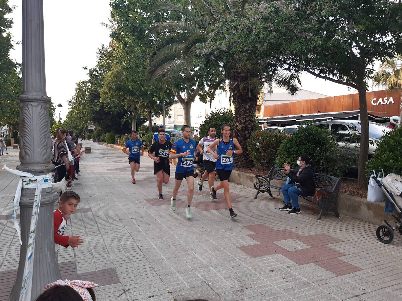 Algunos de los participantes, ayer, durante el recorrido por el Paseo de Extremadura. 