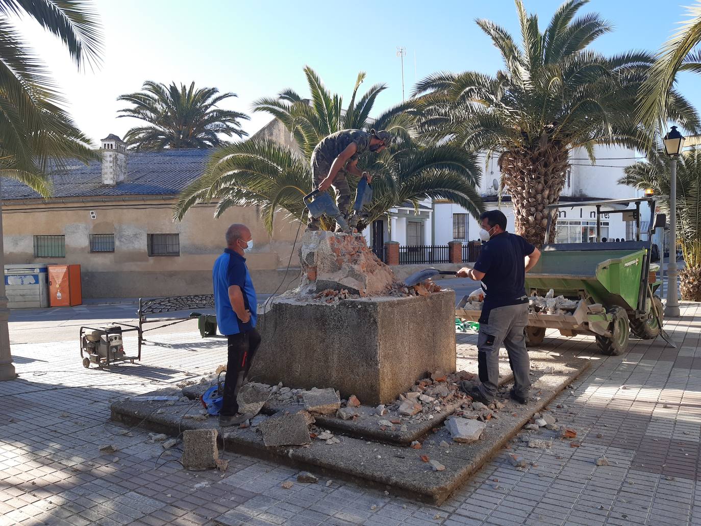 Imagen secundaria 1 - Retiran la Cruz de la calle Larga Alta y la traladan al cementerio