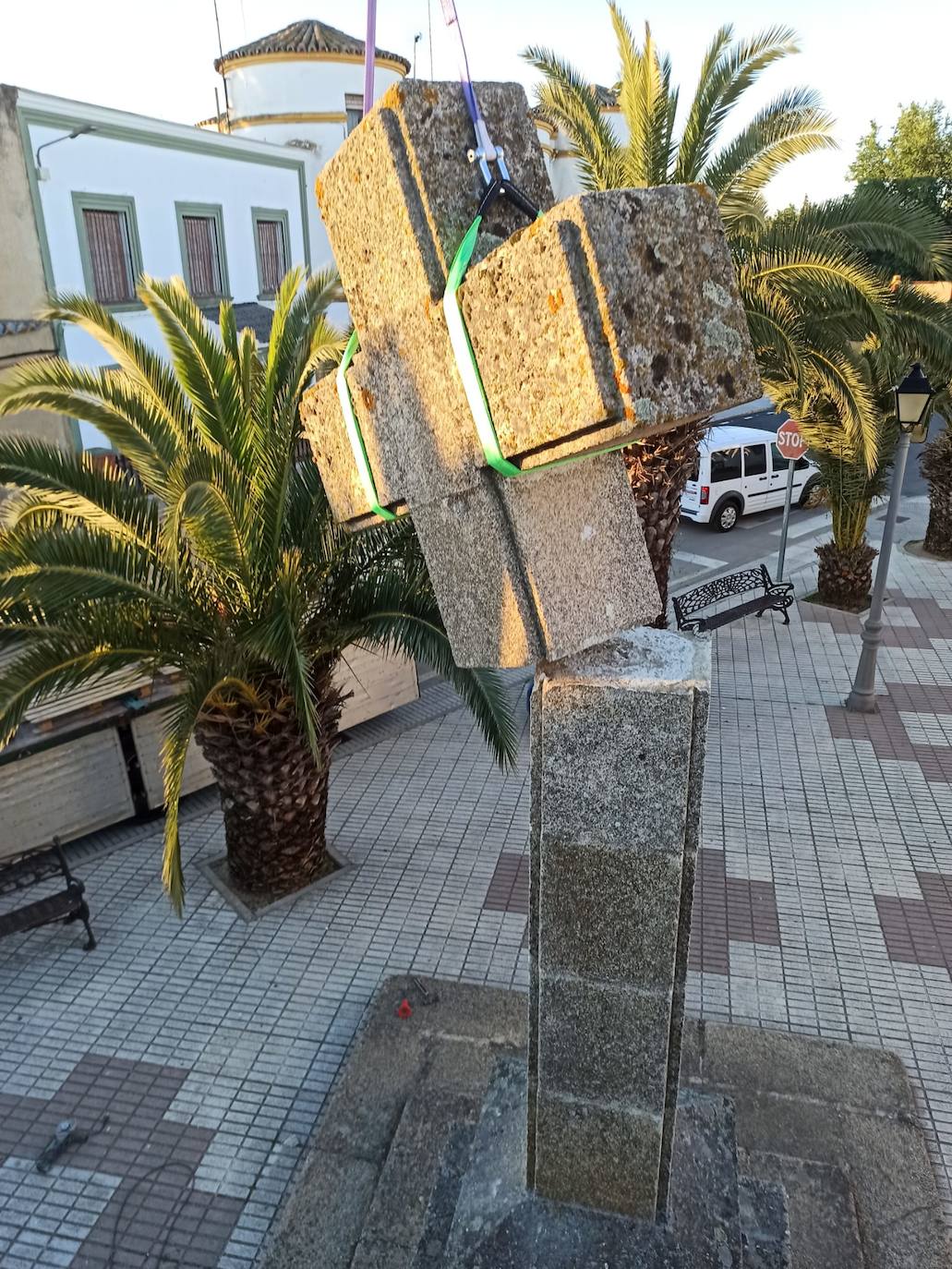 Imagen secundaria 2 - Retiran la Cruz de la calle Larga Alta y la traladan al cementerio