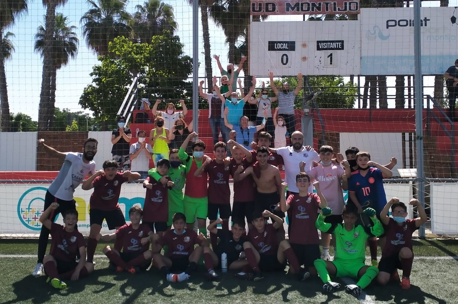 El equipo tras vencer ayer al Montijo en el último minuto de descuento. 