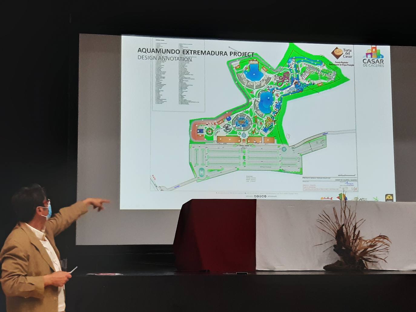 El arqutecto, José Luis Hernández, dando pinceladas de lo que será el parque. 