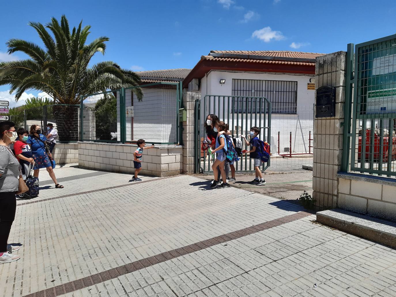 Emotivas despedidas entre maestros y alumnos por el final de curso