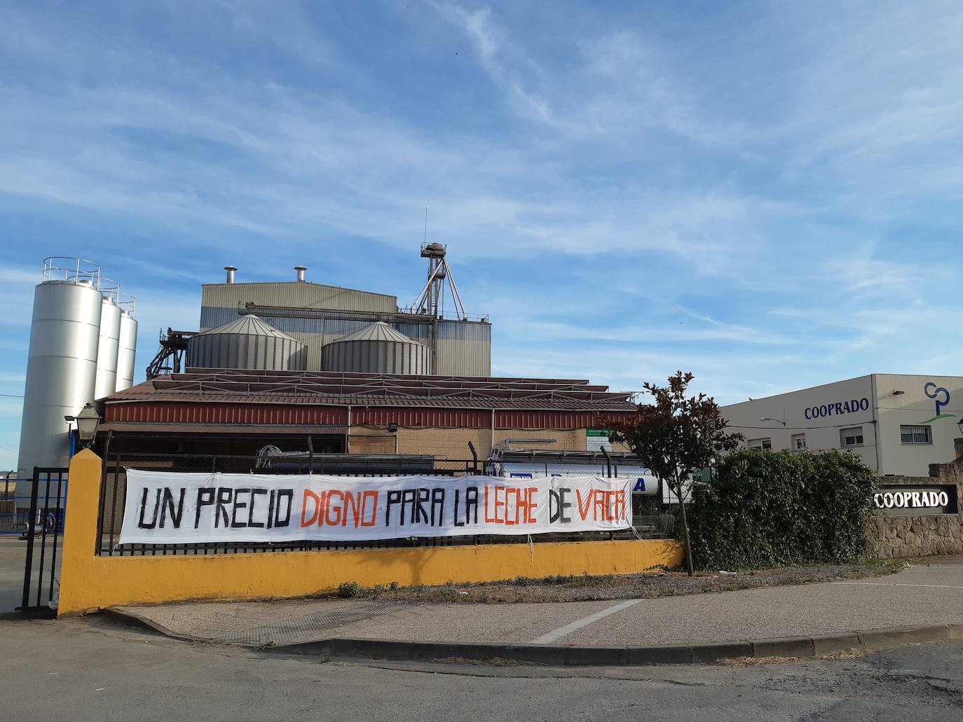 Cartel que da la bienvenida a clientes y socios de Cooprado desde esta semana. 