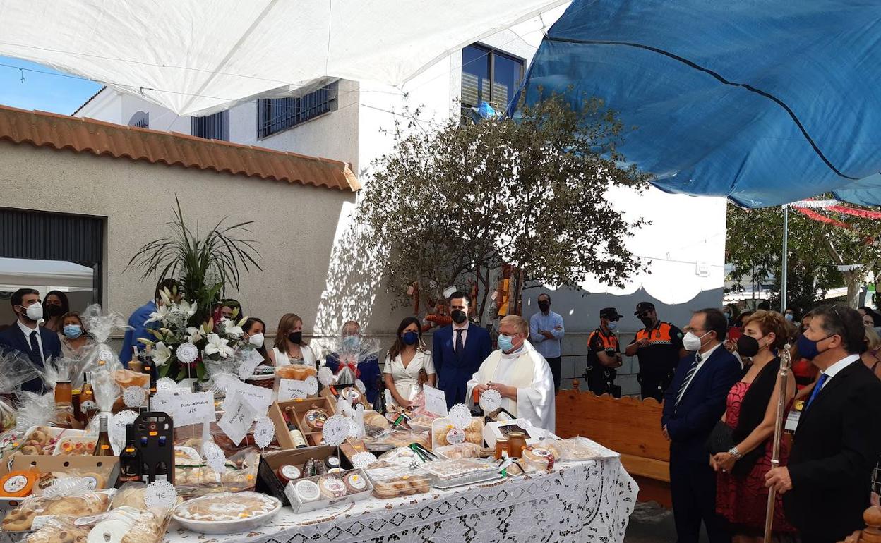 Momento de la bendición de los productos de la Mesa, hoy, en la barriada Diputación. 